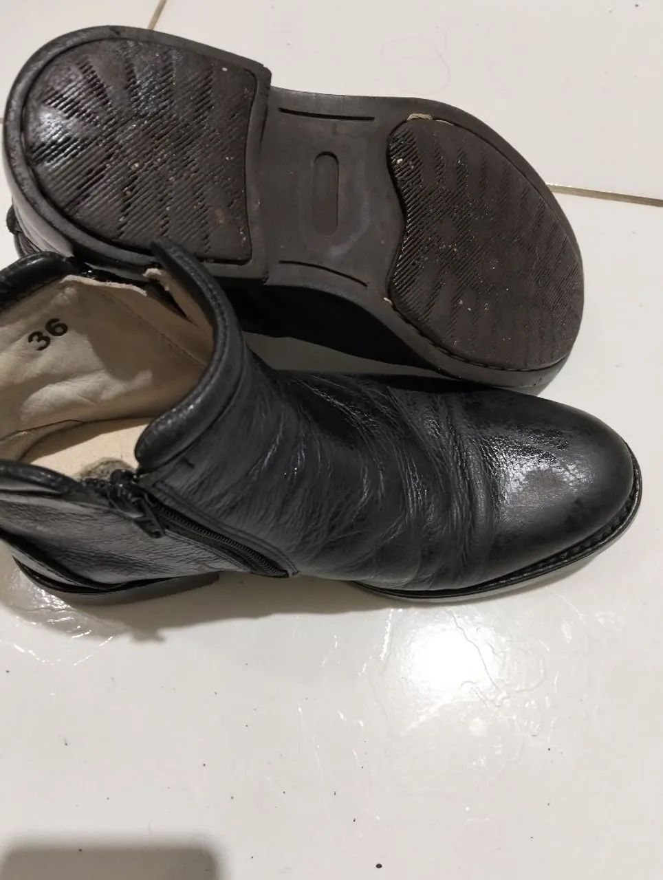 Bota de couro toda costura 