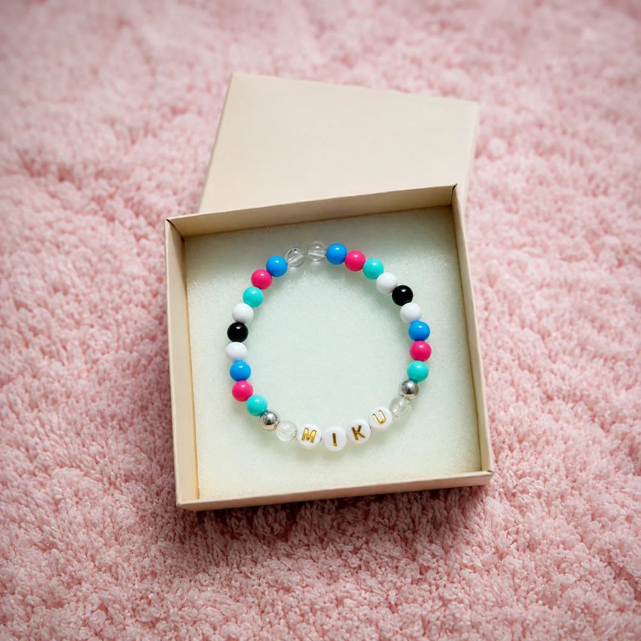 Pulseira miku miçangas - Foto 2