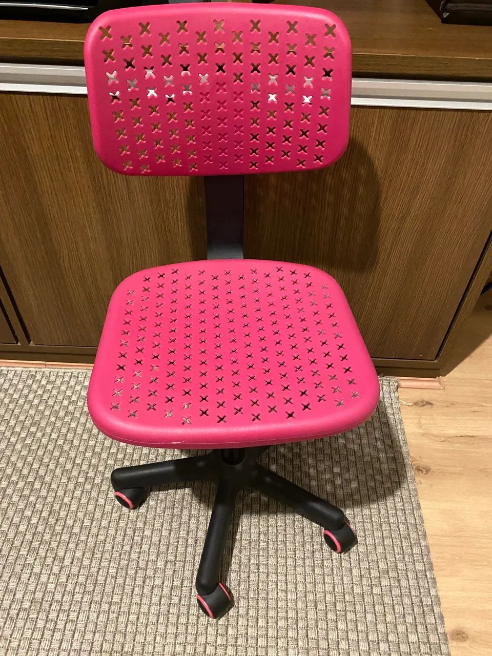CADEIRA COM RODÍZIO PARA MESA DE ESTUDO INFANTIL ROSA IDEAL ATÉ 12 ANOS - Foto 3