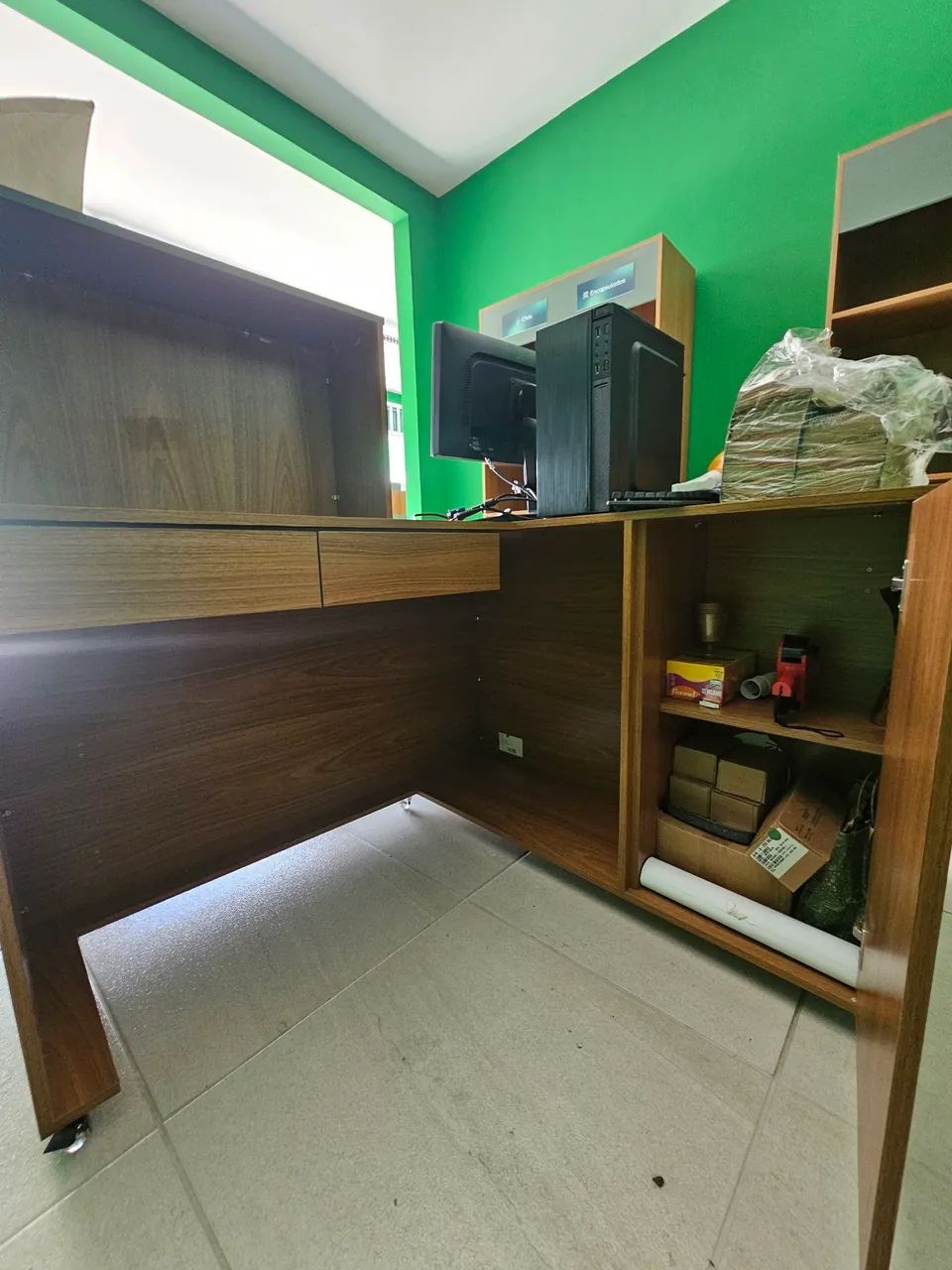 Balcão Caixa com expositor, gavetas e armário.  - Foto 3