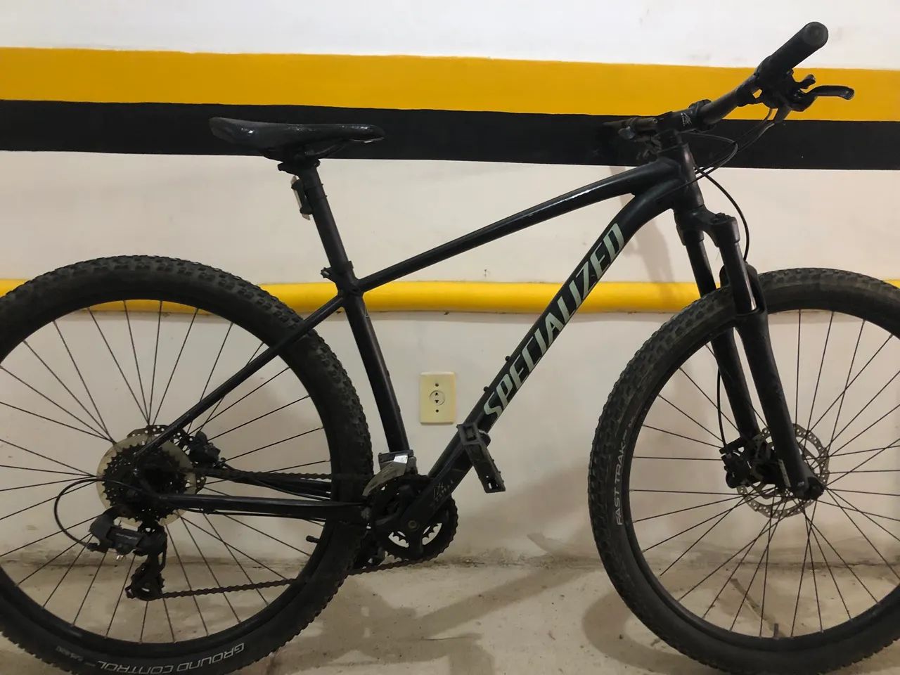 Vendo: Mountain bike SPECIALIZED Rockhopper M 16v/ chama que dá negócio *