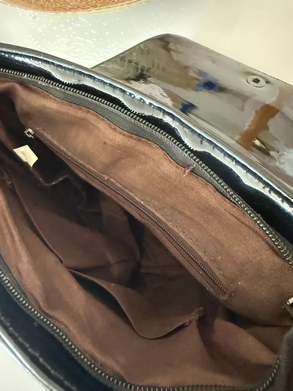 Bolsa média alça transversal preta verniz  - Foto 3