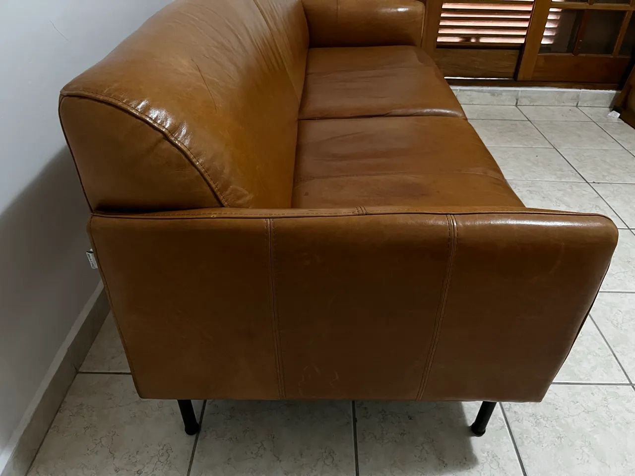 Sofá 2 lugares couro Tok Stok Viscount - Foto 3