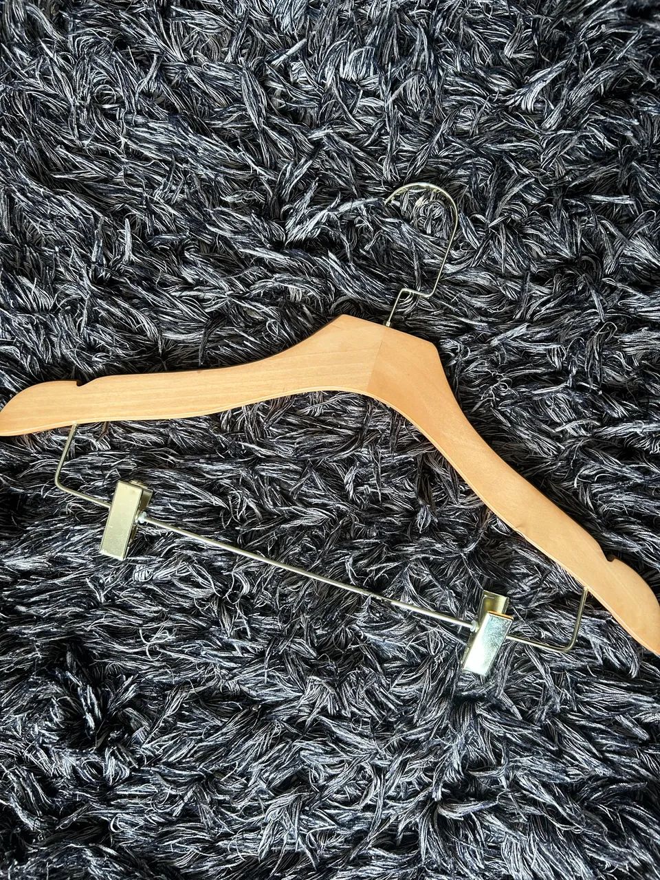 Cabides de madeira nobre com presilha dourada  kit c/10 