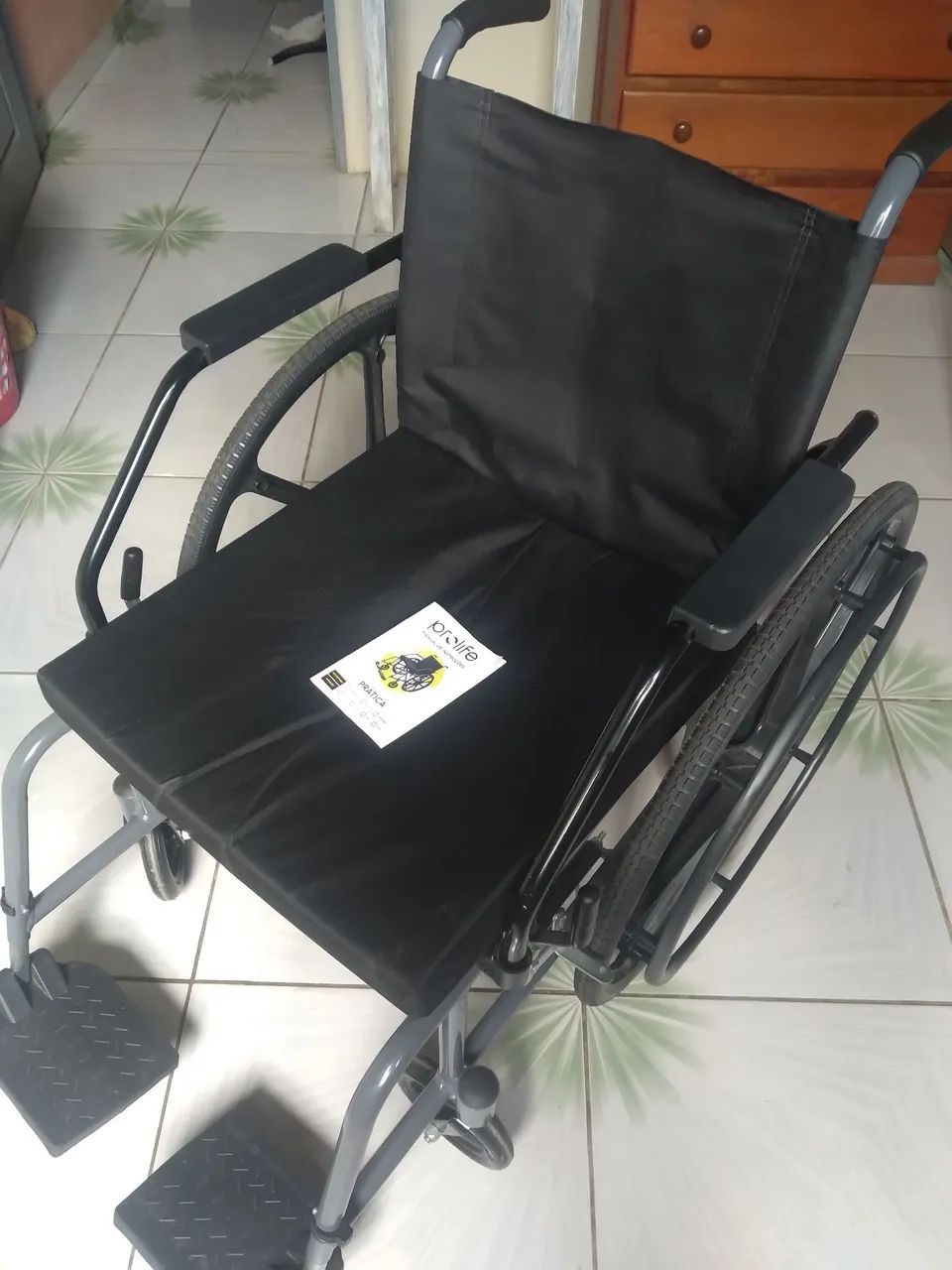 Cadeira de rodas prática antifuro . Estado de Nova.