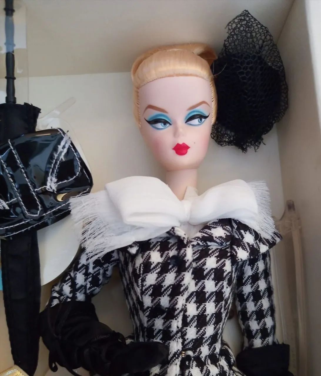 Boneca Barbie Fashion Model Collection Walking Suit Silkstone