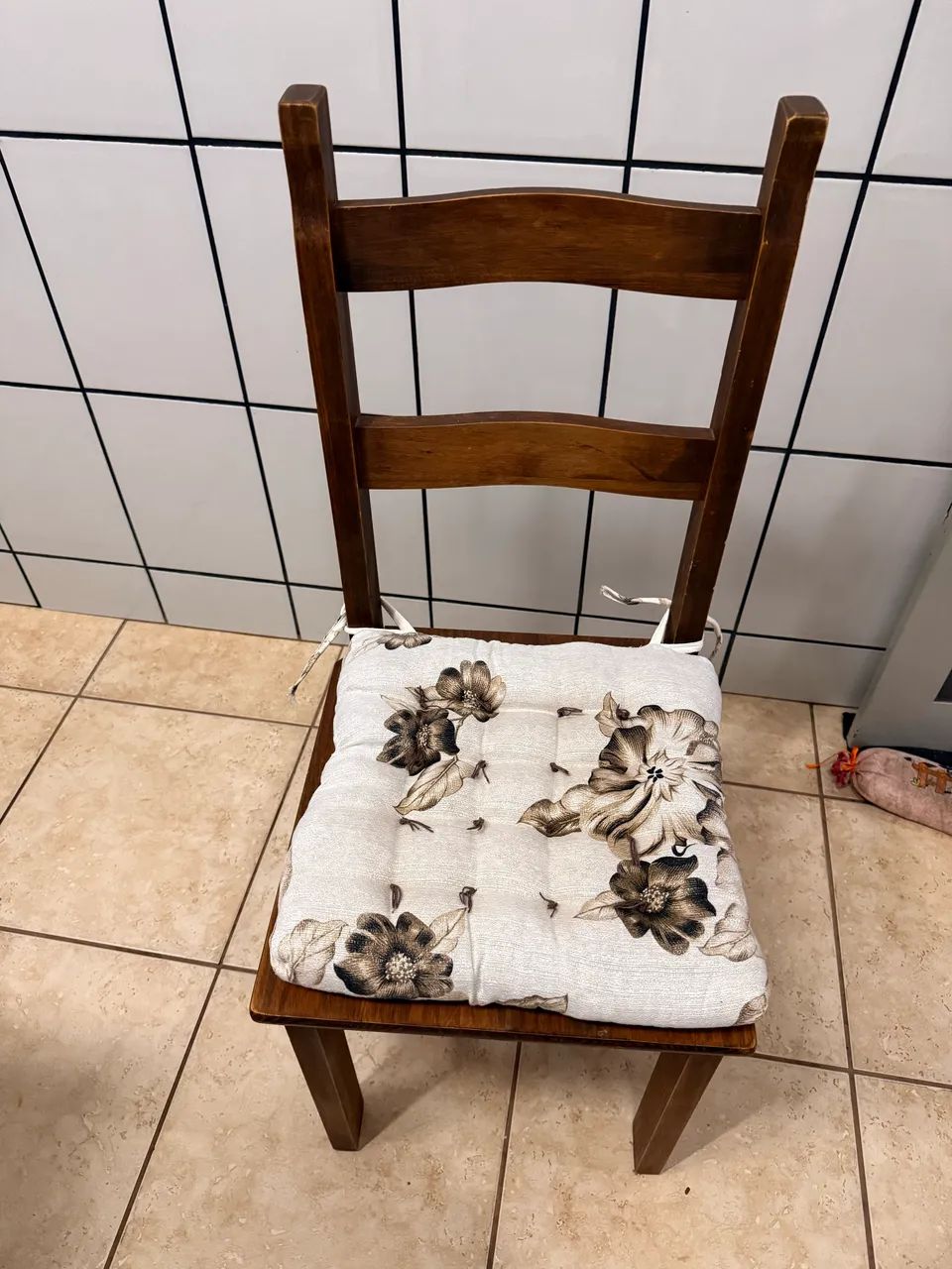 Mesa de madeira com 4 cadeiras  - Foto 4