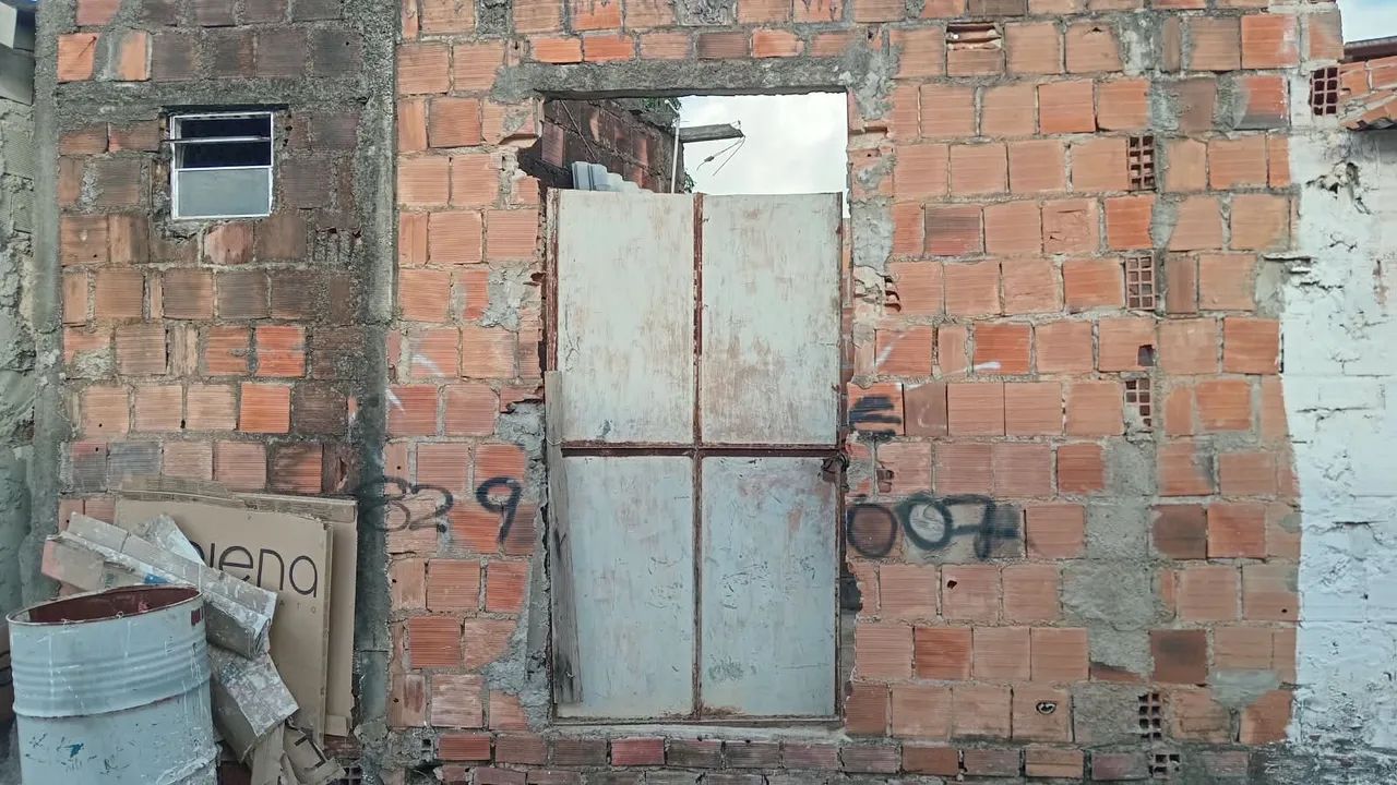 Terreno ( casa já iniciada)