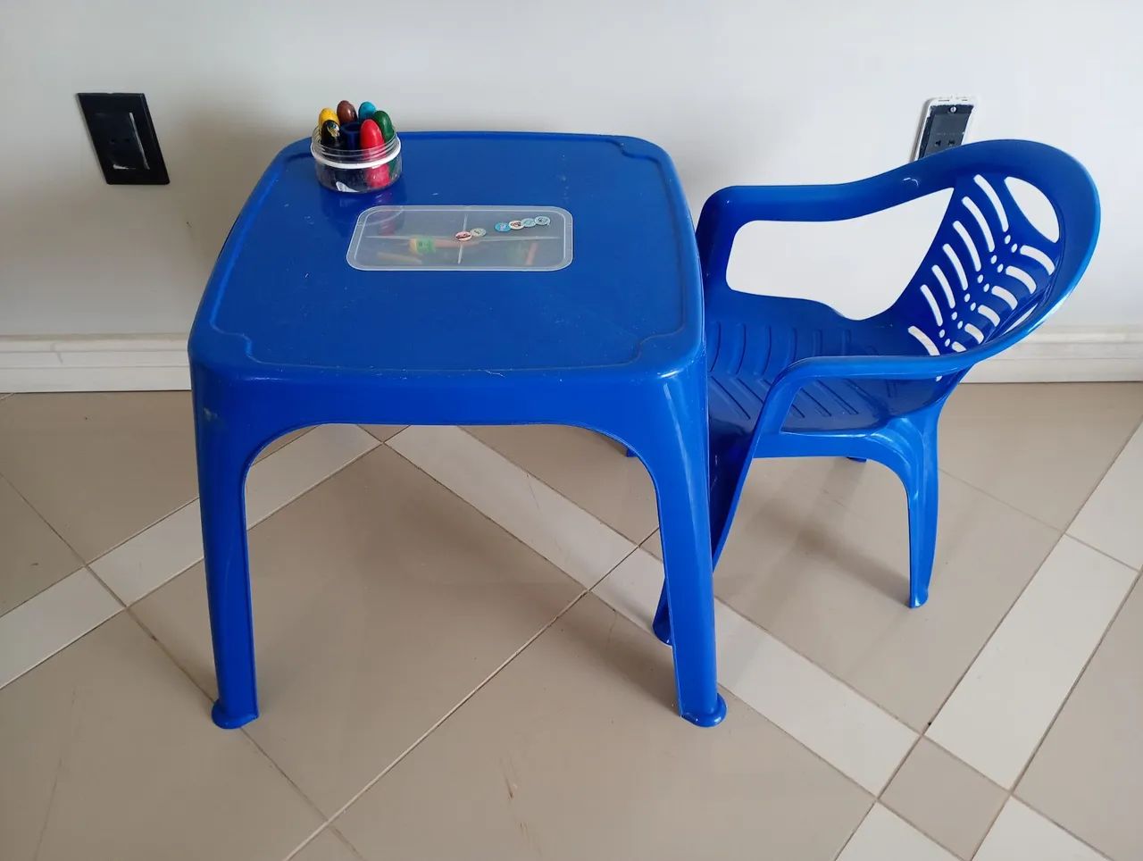 Mesa infantil azul com porta lápis. - Foto 3
