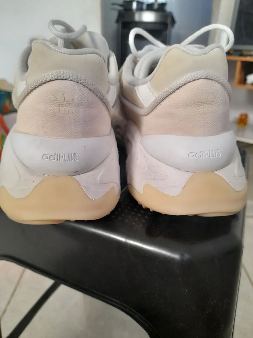 Tênis Adidas Oznova branco com sola grossa de plataforma. - Foto 3