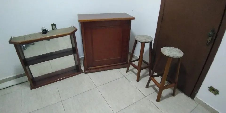BAR COM ESPELHO E 2 BANQUETAS - Foto 2