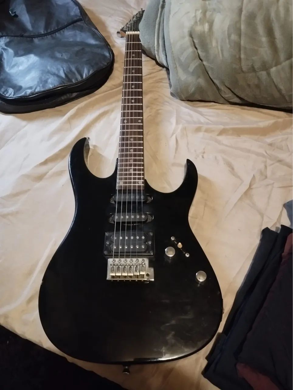 Amplificador de som e guitarra 