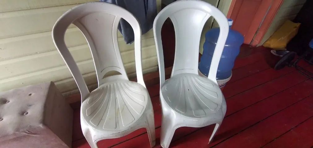 VENDO MESA + 2 CADEIRAS + 2 PUFF (ASSENTO) - Foto 3