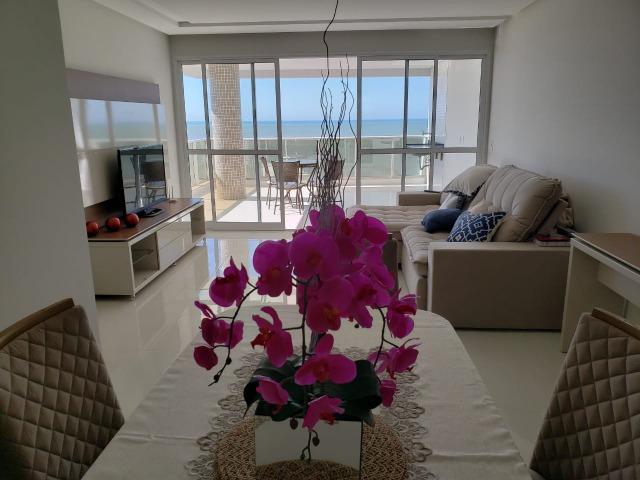 Apto de luxo, 3 suítes, 2 vagas de garagem de frente à praia - Foto 3