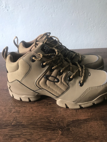 bota oakley caqui