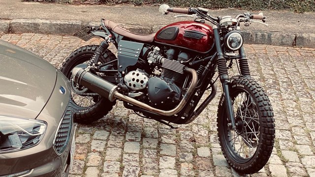 TRIUMPH BONNEVILLE T100 CAFÉ RACER