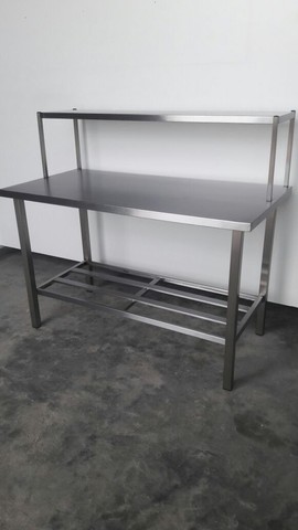 Mesa em inox com prateleira de apoio