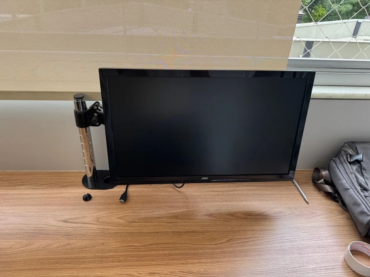 Monitor AOC com Suporte de Mesa - Ajustável e Giratório