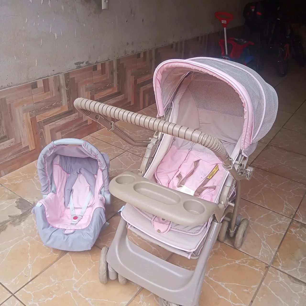 Carrinho de Bebê Rosa e Cinza