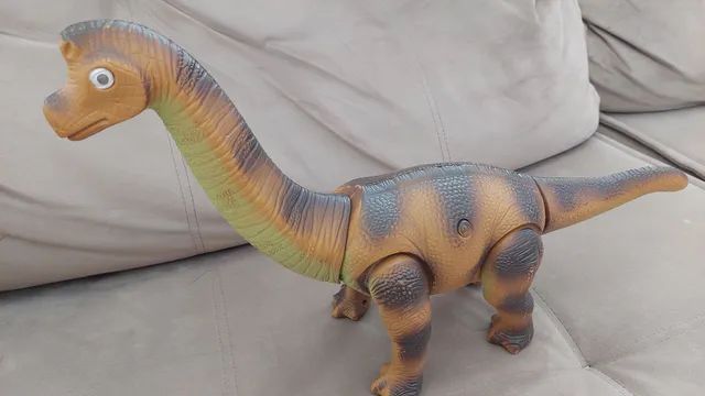 Dinossauro grande, a pilha. Anda e emite som - Foto 2