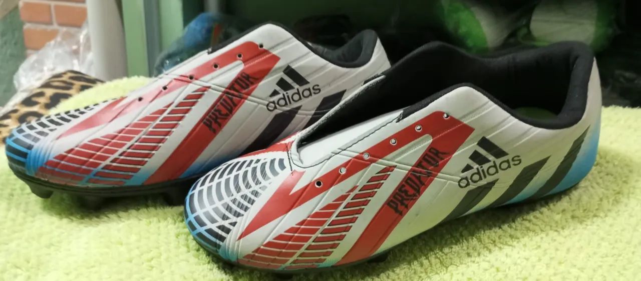 Chuteira Adidas NR 37 campo 70 reais - Foto 4