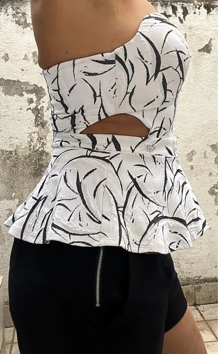 Blusa branca com recorte na cintura - Foto 3