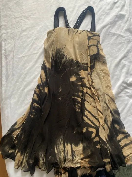 Vestido estampado com detalhes em pedrarias - Foto 2