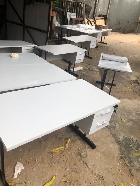 cadeira e mesas longarinas de escritório e escolais - Foto 4