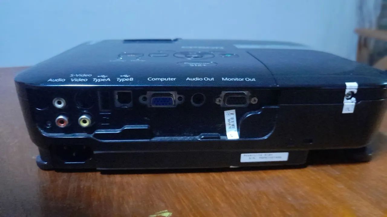 Vendo projetor com o telão 