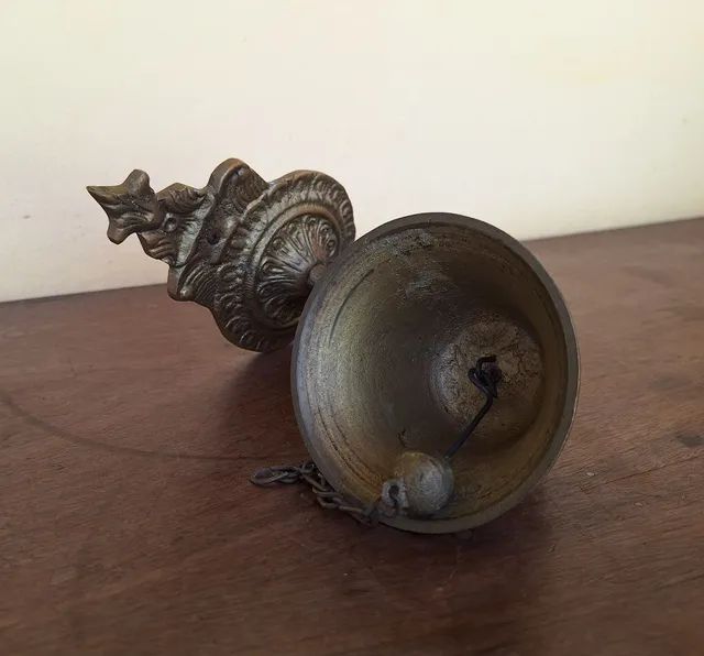 LINDO SINO/CAMPAINHA DE PAREDE EM BRONZE MACIÇO, TODO TRABALHADO COM 10 CM DE DIÂMETRO. - Foto 3