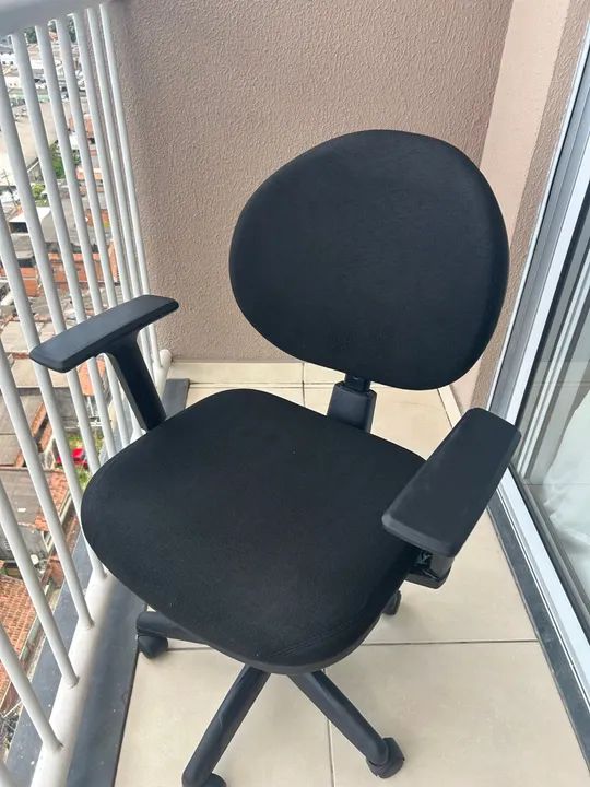 Cadeira de Escritório - recém limpa - Giratória com Rodinhas