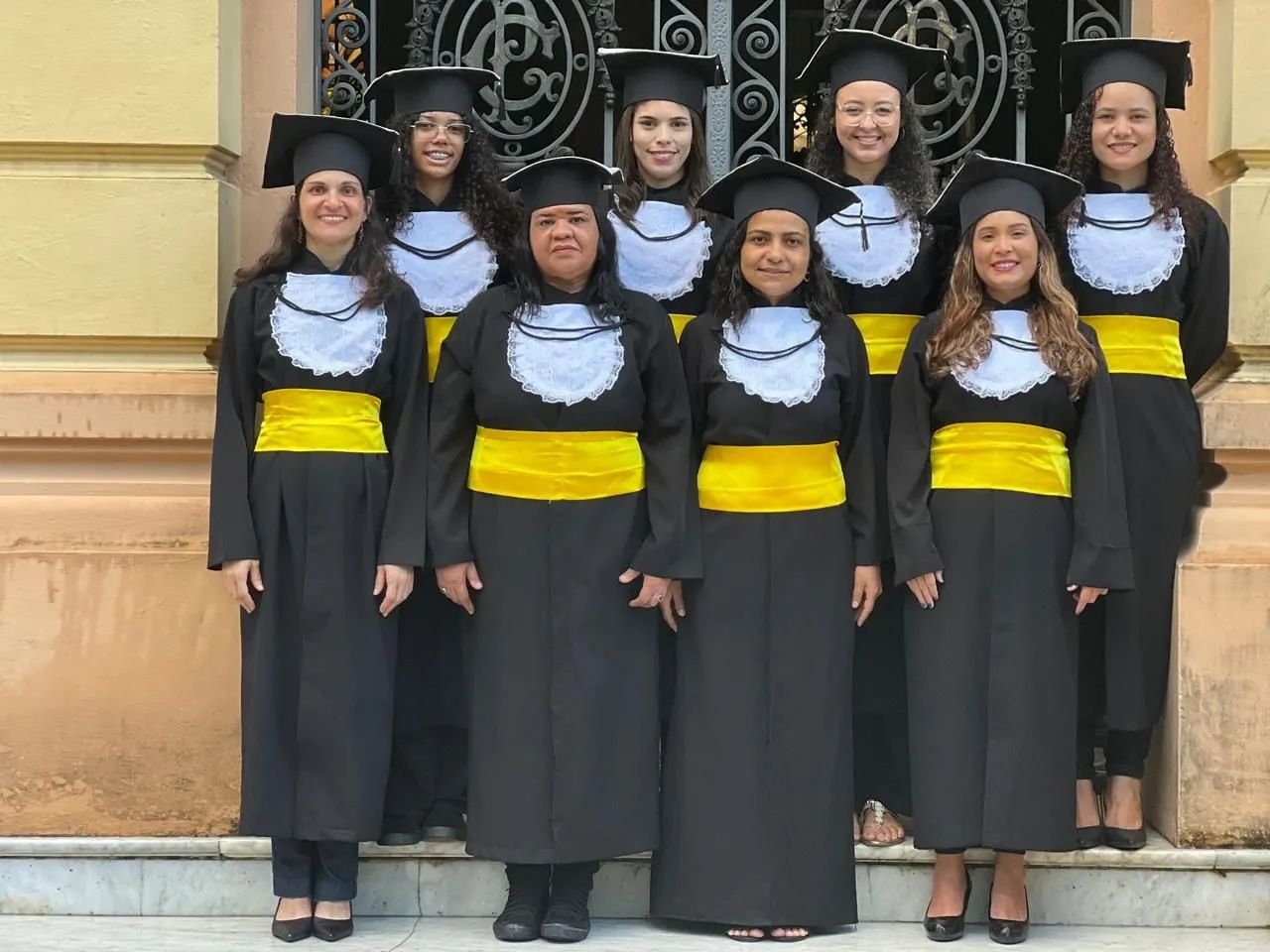 Aluga se Becas de formatura completas, temos também placas
