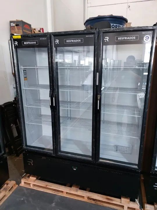 Geladeira expositora 3 portas para frios e lacticínios 950L 