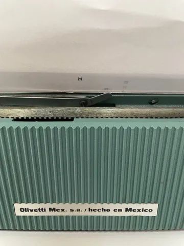 Máquina de escrever Olivetti Lettera 32 com capa - Foto 4