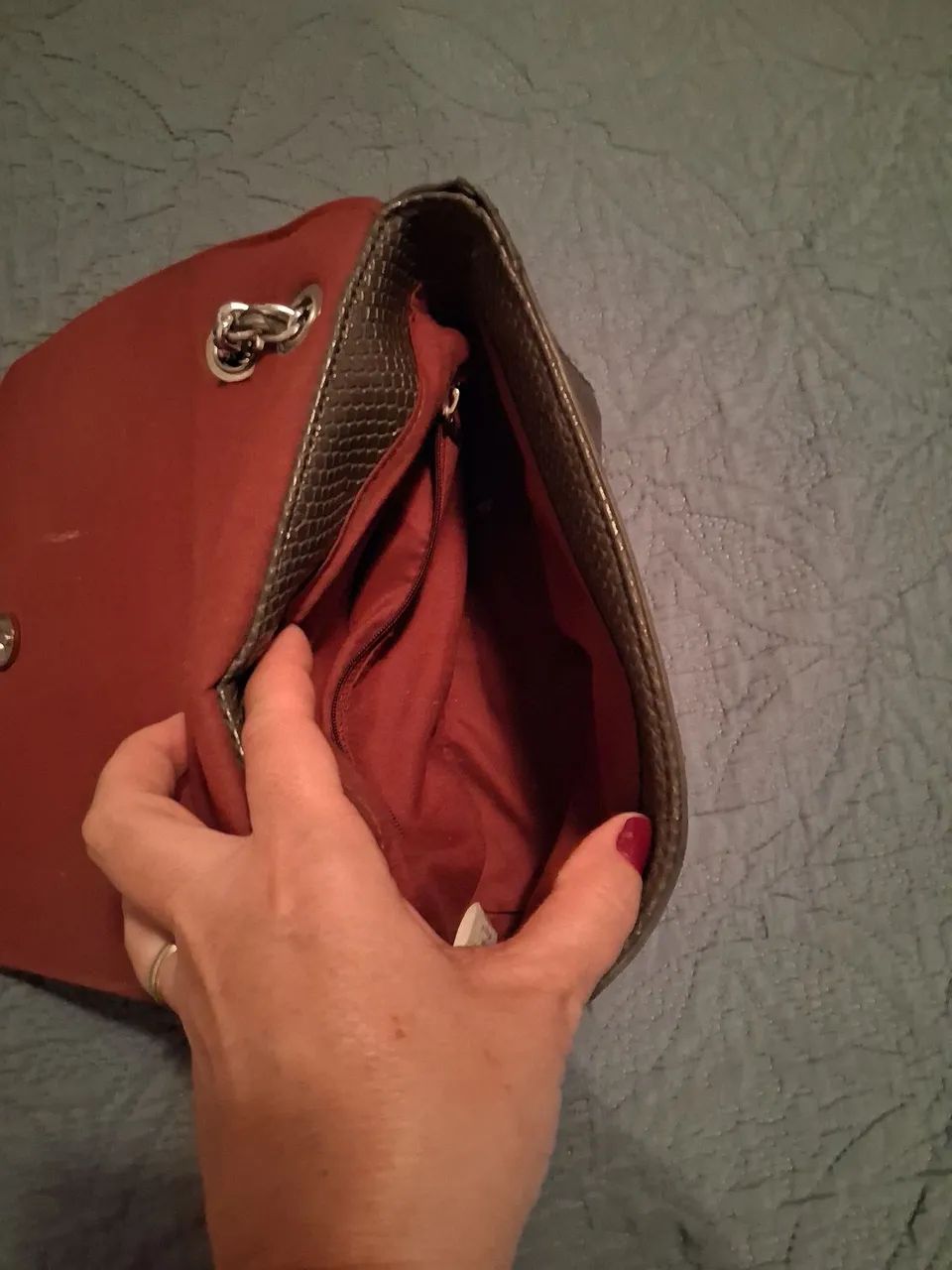 Bolsa grafite feminina couro ecológico em perfeito estado  - Foto 4