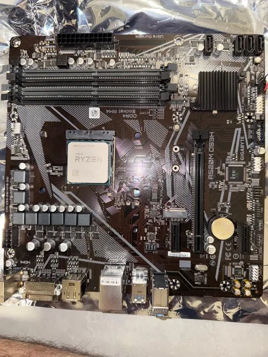 Placa mãe Gigabyte e Processador Ryzen 5
