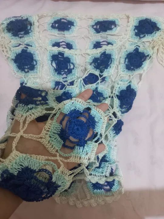 Blusa de Crochê Branca com Detalhes Azul  - Foto 2