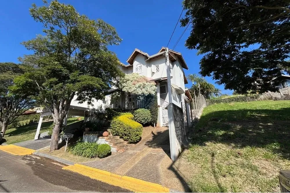 Sua Casa dos Sonhos com 4 dormitórios, sendo 3 suítes e área de lazer completa no Condomín