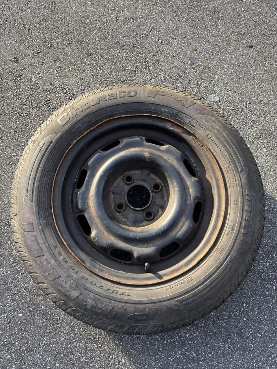 Roda com Pneu Pirelli Cinturato P4 Aro 14 - R$ 180,00