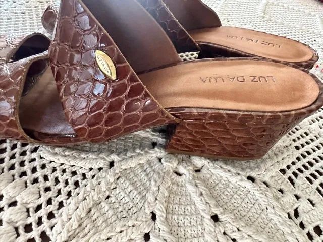 dois calçados Luz da Lua