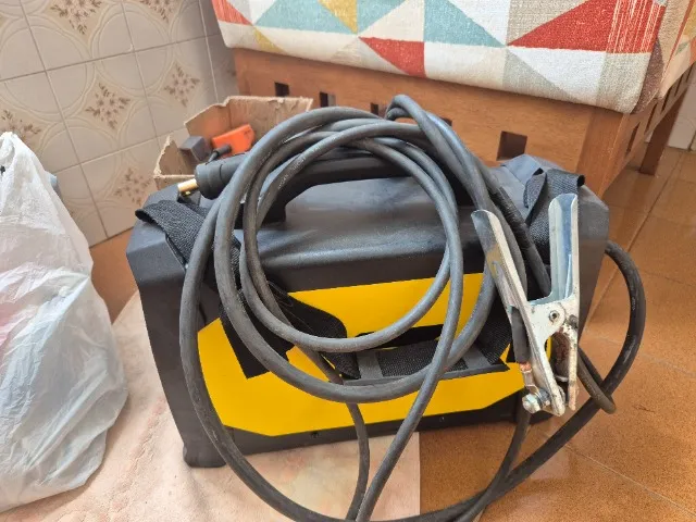 Máquina de solda ISAB. Adquirida em fevereiro/25. Praticamente nova