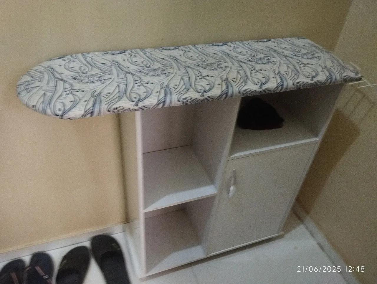 Tábua de Passar Roupa com Armário
