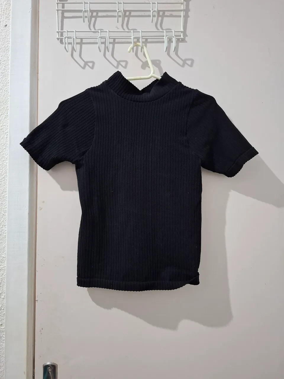Blusas na cor preta, rosa e rosa claro