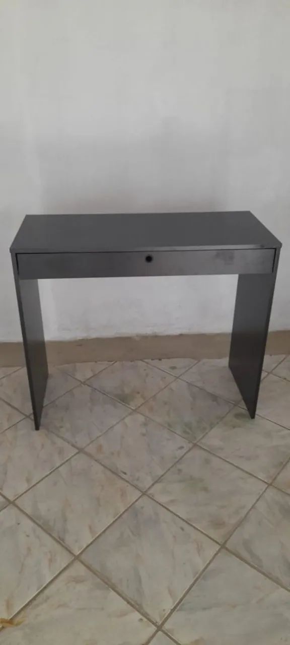 Escrivaninha preta para casa ou escritório 