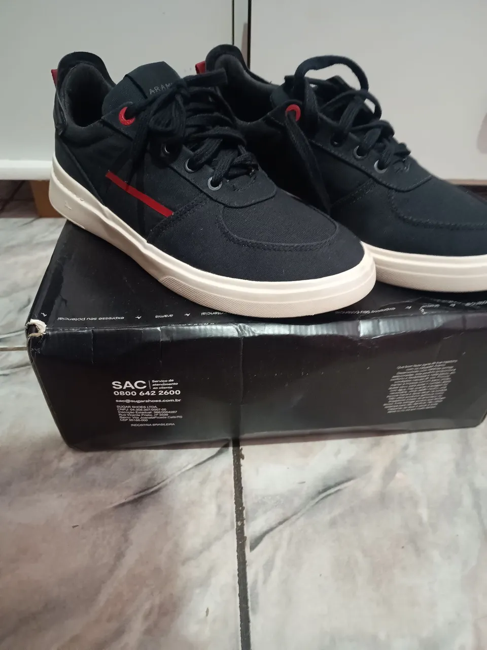 Tênis Aramis Casual Preto com Detalhes Vermelhos