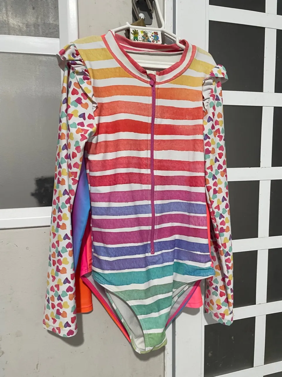 Roupa de praia infantil arco-íris