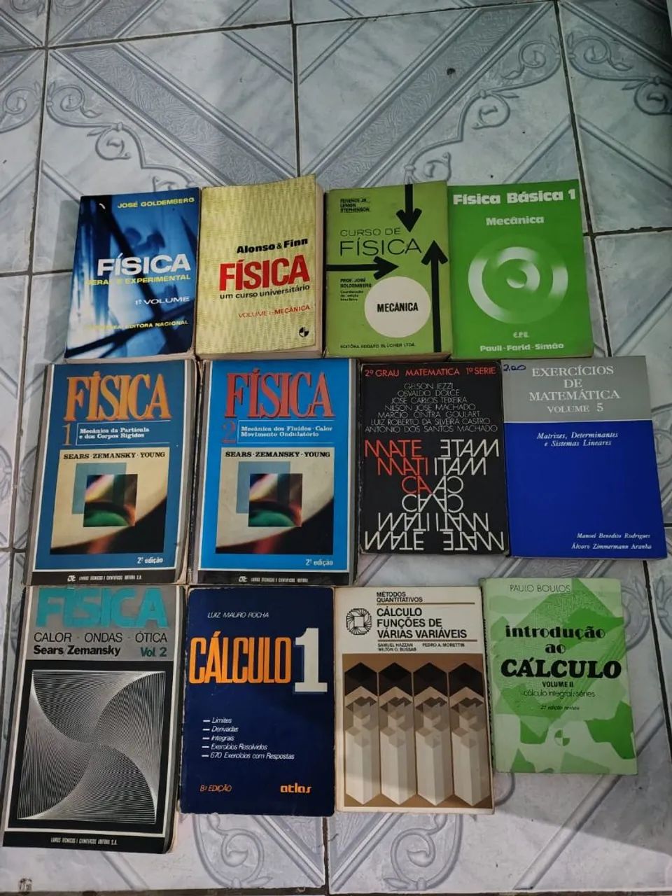 Livros didáticos variados 