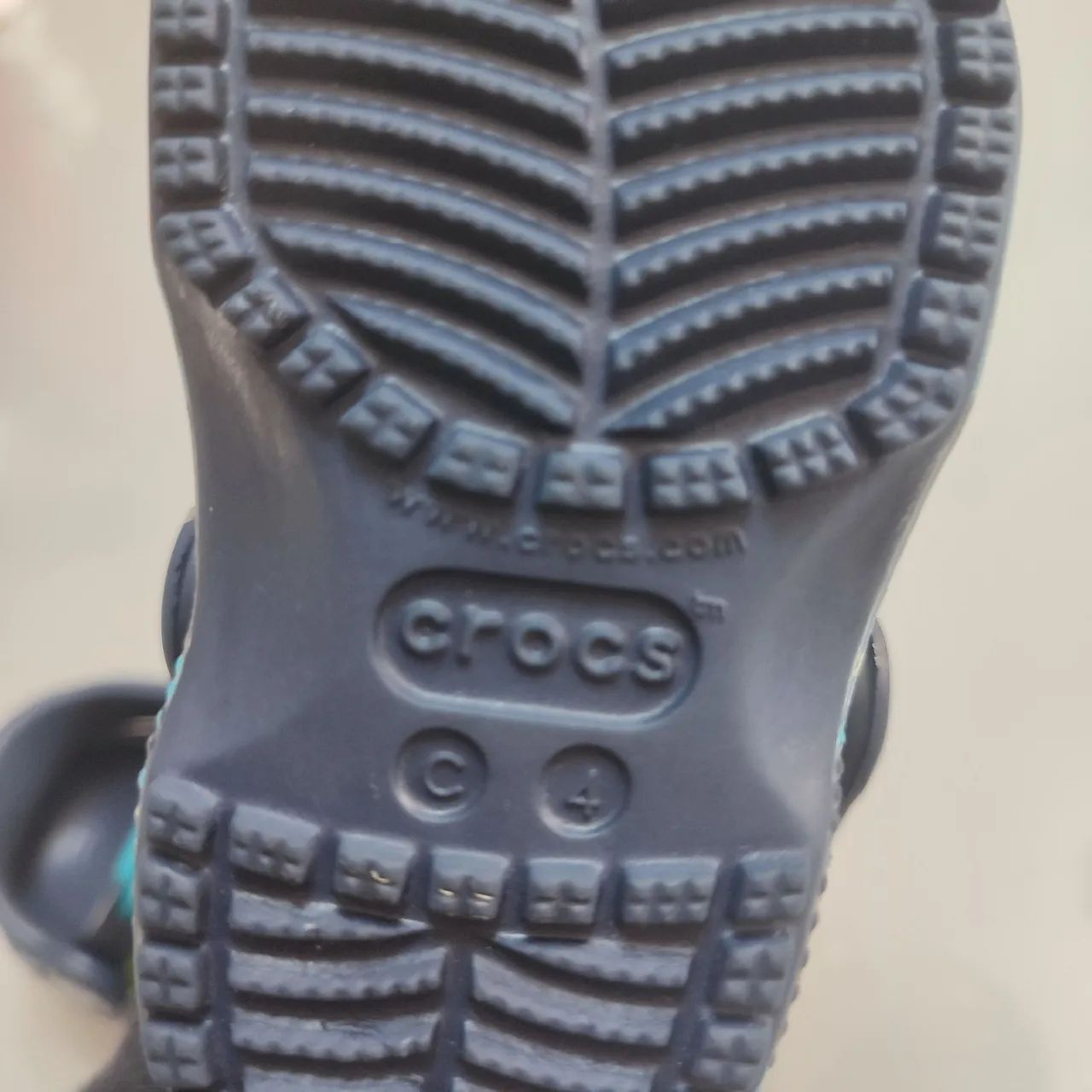 Crocs Infantil com Estampa de Monstrinhos - Tamanho Ideal - Foto 4