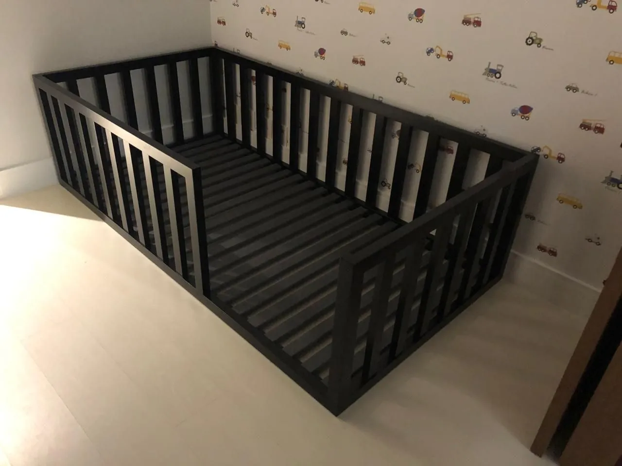 Cama Montessori em madeira laca preta