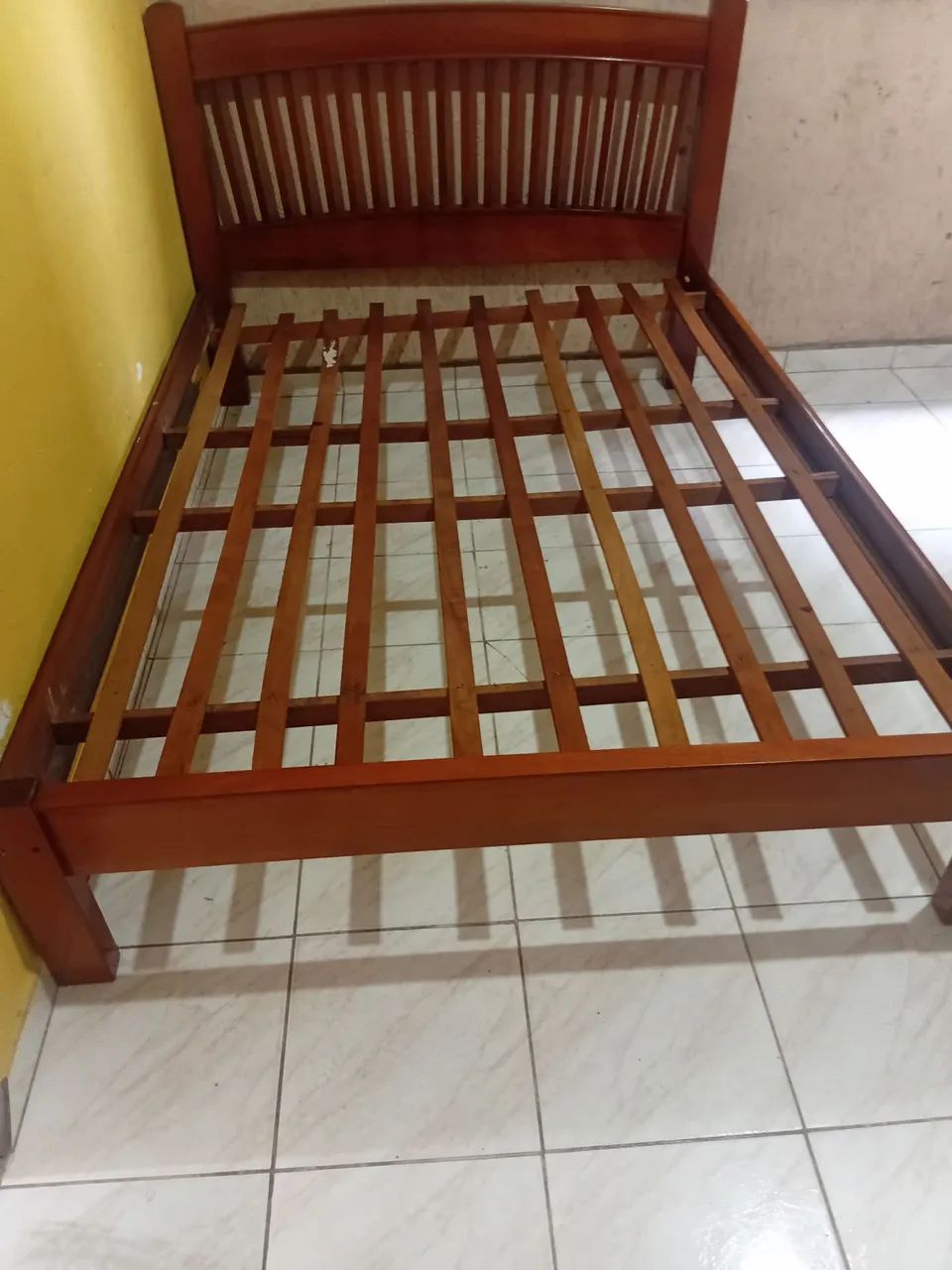Cama madeira maciça. 64341863955074120